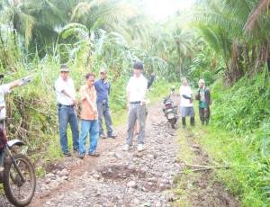 Mayor Esma, Vice Mayor Odjinar, Engr. Sarvida of DPWH inspect the reported road damages at Brgy. Ombong-Camp Eduard on January 19, 2009